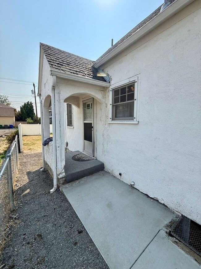 Building Photo - 508 6th Ave