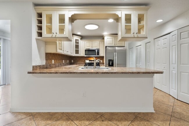 Building Photo - Lovely spacious 3bd/2bath townhouse with screen patio!