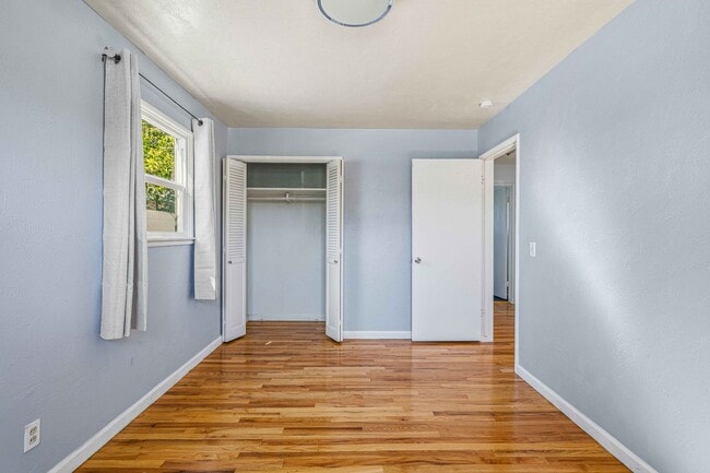 Building Photo - 1415 W Roseburg Ave