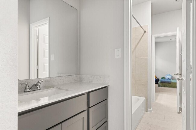 Building Photo - 5015 Walnut Grv Ln