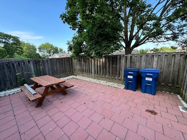 Building Photo - 807 Mansfield Ct