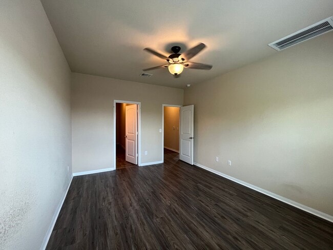 Building Photo - Perfect 3/2.5 - Tall Ceilings and in Immac...