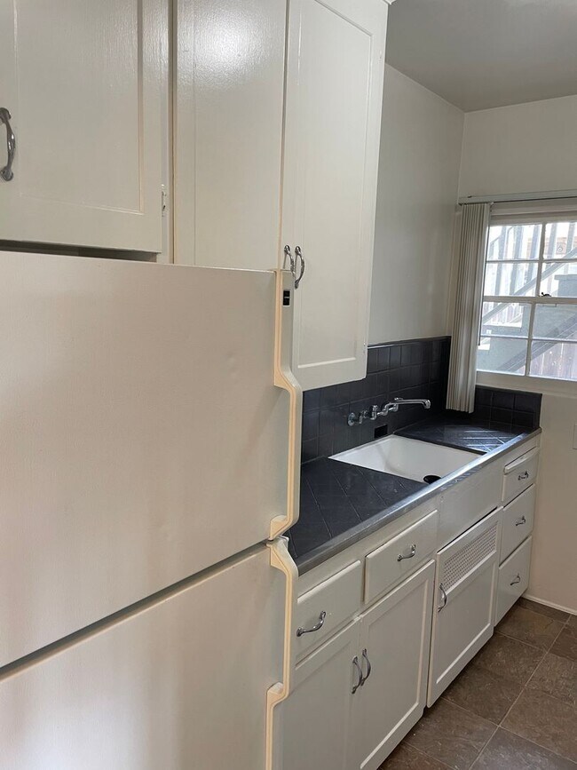 Building Photo - Large 1 Bed/1 Bath Hillcrest