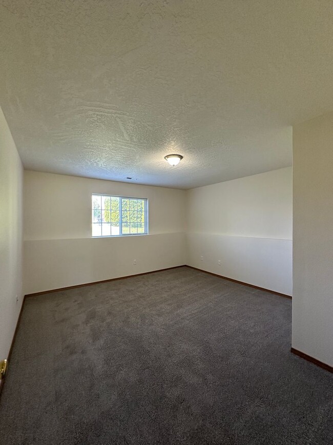 Building Photo - 419 N Arbutus Ave