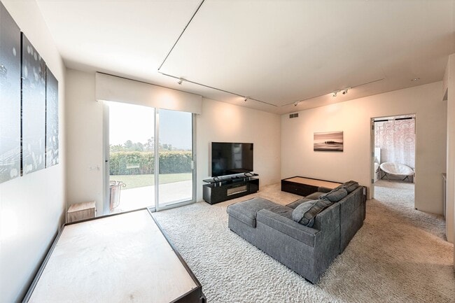 Building Photo - 10272 Overhill Dr