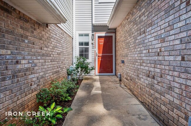 Building Photo - 8 Briar Knoll Ct