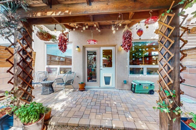 Building Photo - Sawmill District Townhouse 2/BD2/Story 2.5...