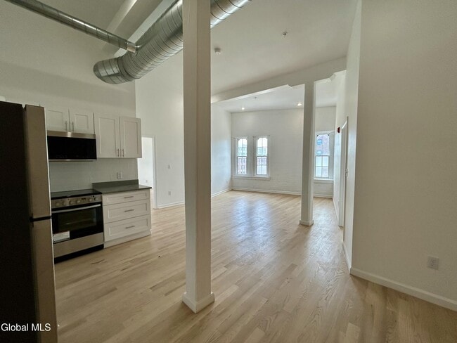 Building Photo - 155 River St