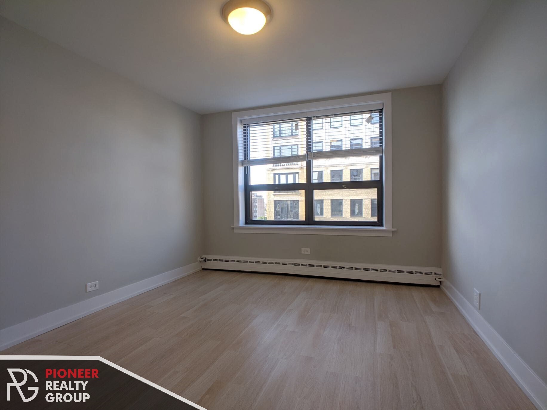 Building Photo - 429 W Wellington Ave