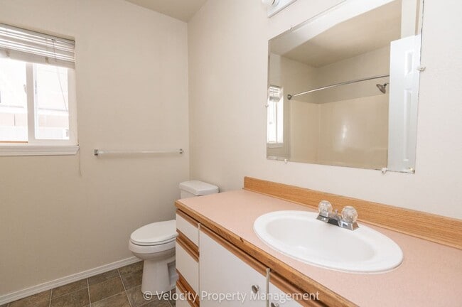 Building Photo - Bright and spacious 2 bedroom home!