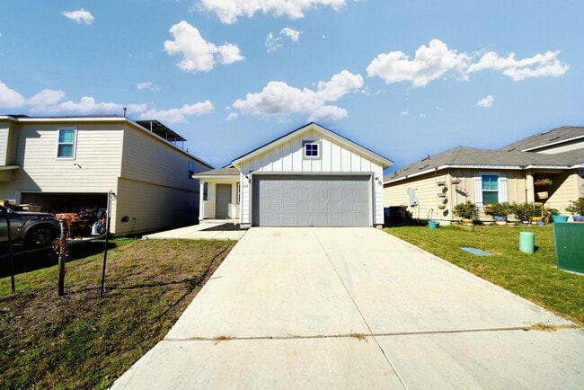 Building Photo - Stylish Move-In Ready Home in Rosillo Ranch, San Antonio, TX - Realtor Commission: $400