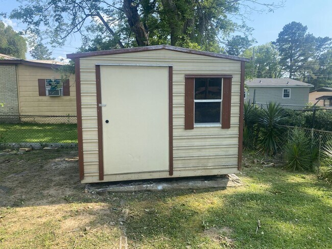 Building Photo - Large 4 Bedroom 2 Bath Home
