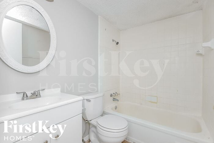Building Photo - 2113 Deerfield Dr