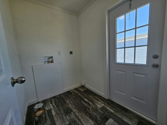 Building Photo - 6681 Hidden Oaks Dr