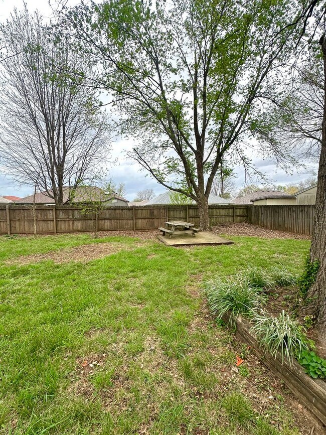 Building Photo - Welcome To Your Spacious Oasis!