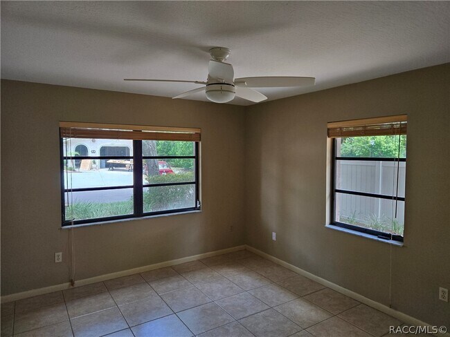 Building Photo - 87 Golfview Dr