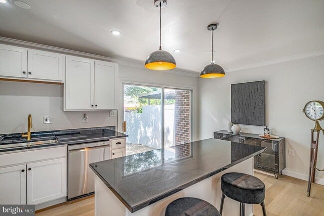 Building Photo - 1325 Barnaby Terrace SE