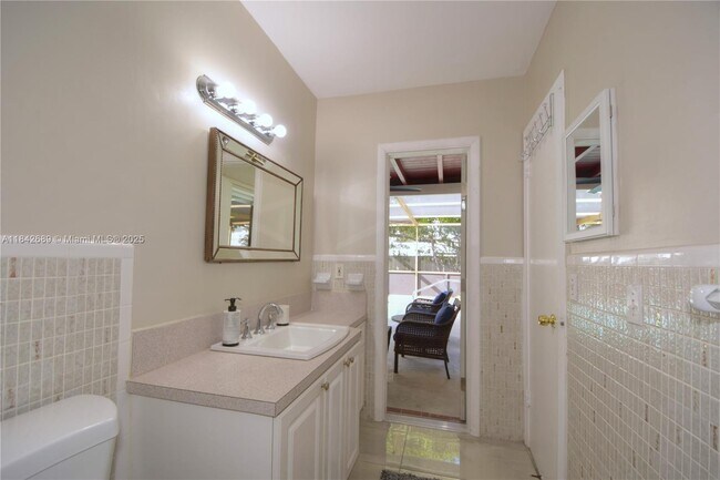 Building Photo - 609 S Crescent Dr