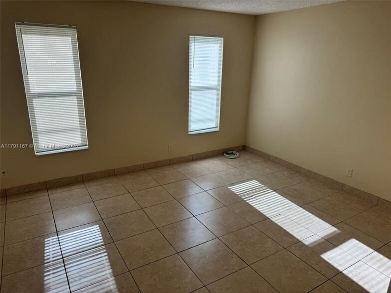 Building Photo - 312 N 62nd Ave