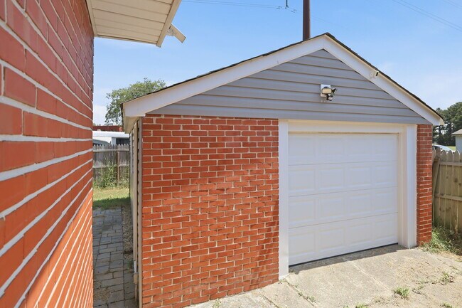 Building Photo - 1305 Yeadon Rd