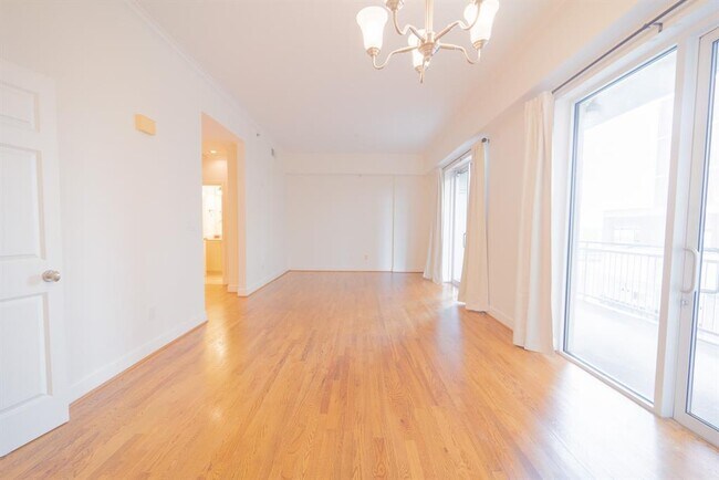 Building Photo - 2520 Robinhood St