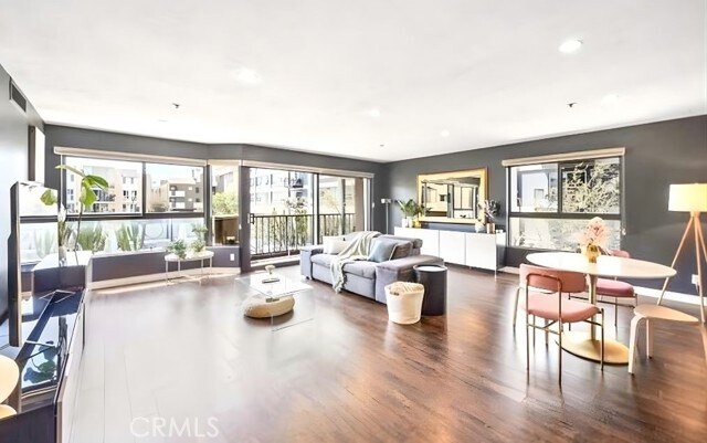 Building Photo - 727 S Ardmore Ave