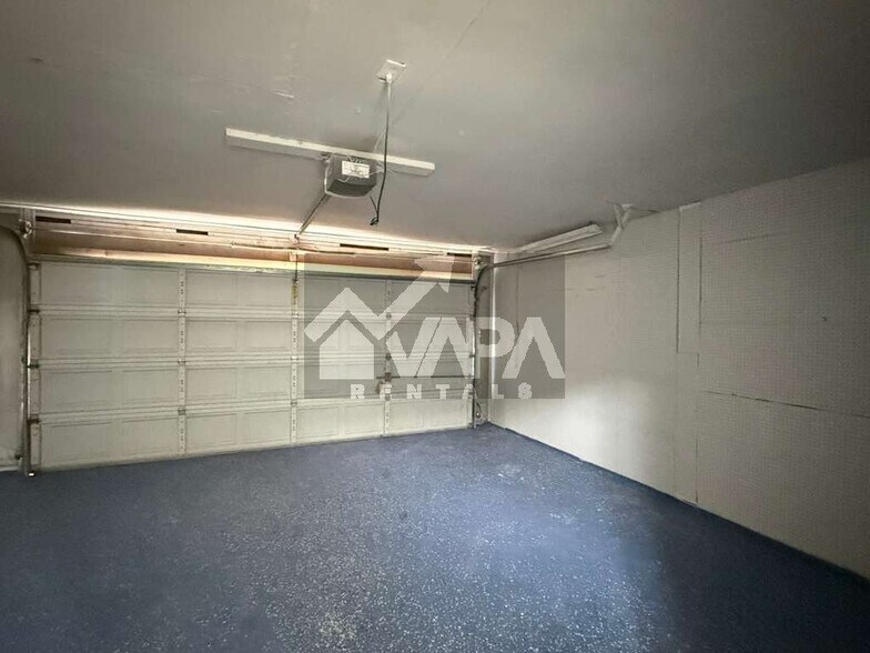 Building Photo - 9315 Cliff Way St