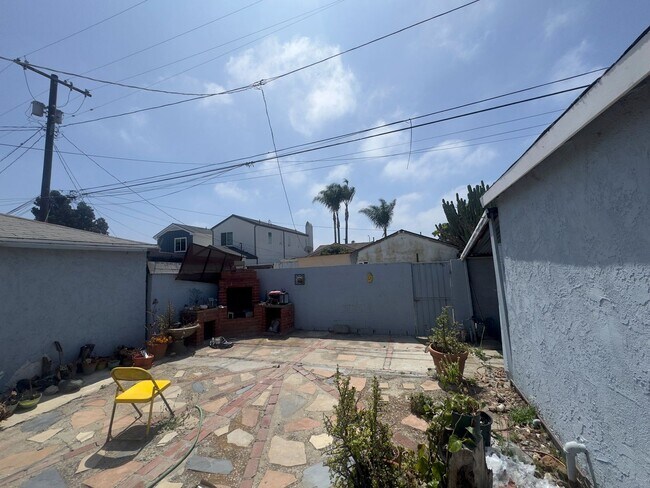 Building Photo - 878 Warren Ave