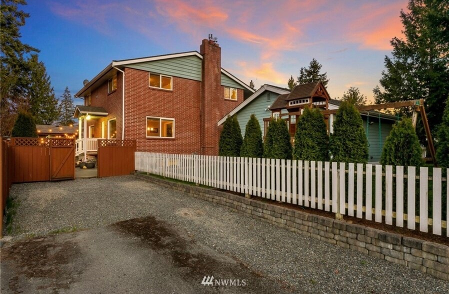 Building Photo - 706 N 188th St