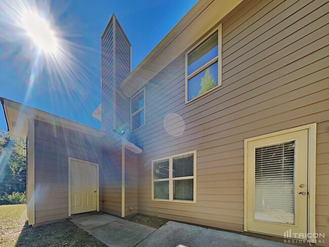 Building Photo - 10 Carriage Hls Dr SE