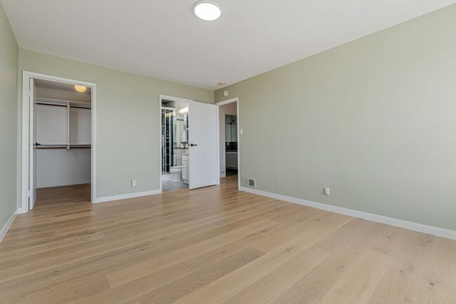 Building Photo - Stunning Three Bedroom Home in Westwood Hi...