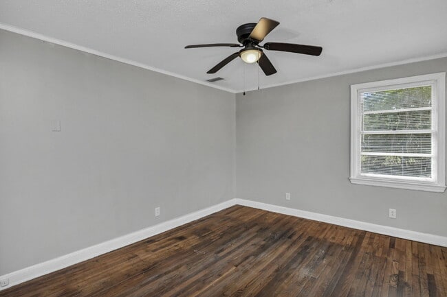 Building Photo - Cozy 2 Bedroom Home with Large Yard | Move-In Ready
