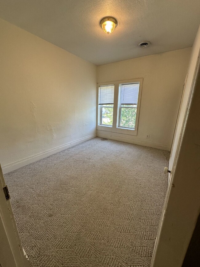 Building Photo - Great 1 bed 1 bath, not far from UWEC and Downtown Eau Claire