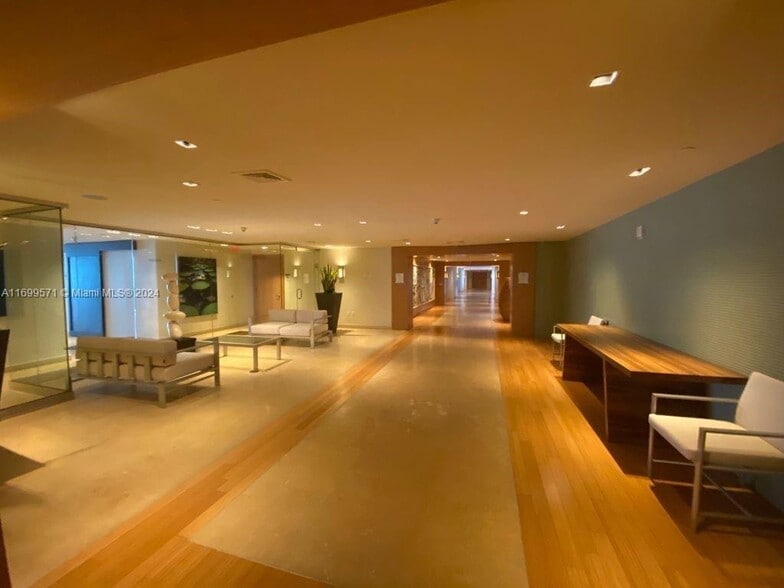 Building Photo - 900 Biscayne