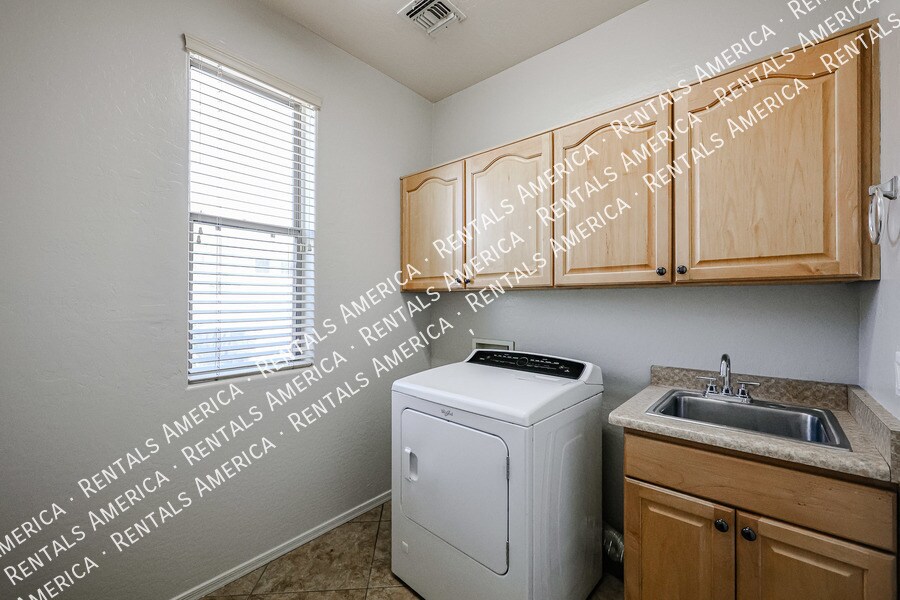 Building Photo - 1155 E Winchester Pl