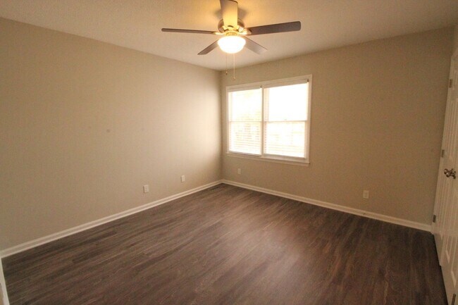 Building Photo - Adorable 2 Bedroom, 1 Bath in West Raleigh near Cary Crossroads - Pet Friendly!