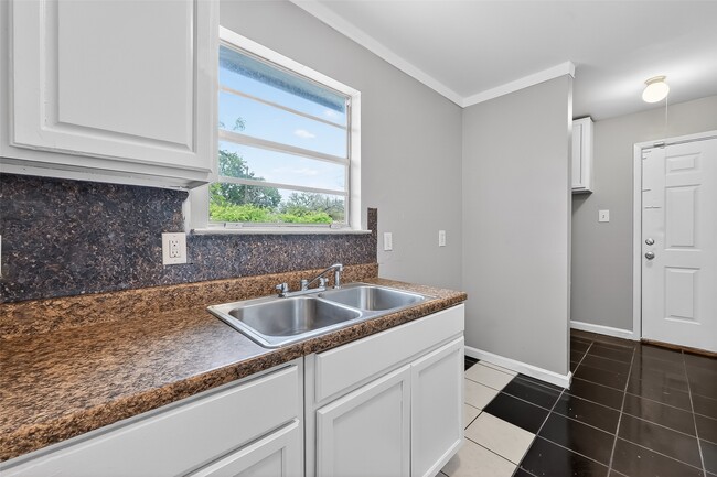 Building Photo - 2446 Mayview Dr