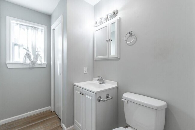 Building Photo - 1812 E 13th St