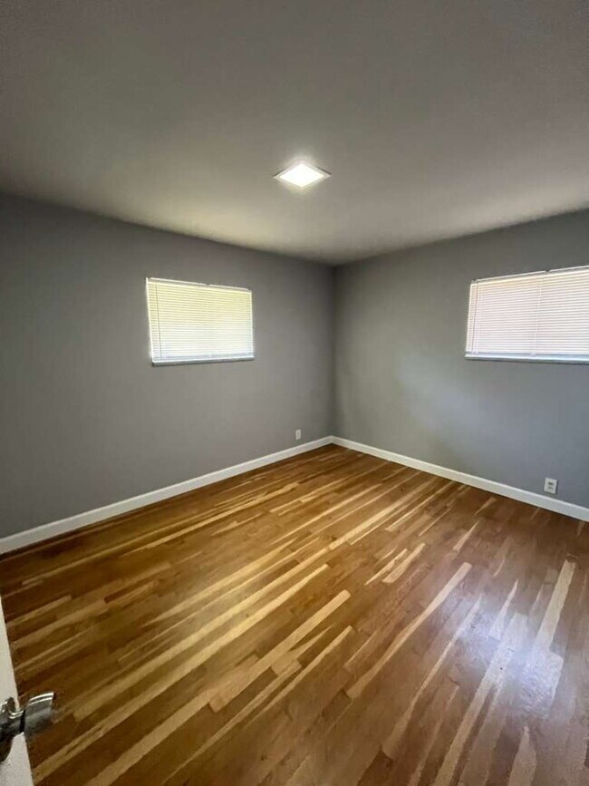 Building Photo - 3/1 on Spring Garden available 10/1/2026 - Beautiful inside + GARAGE
