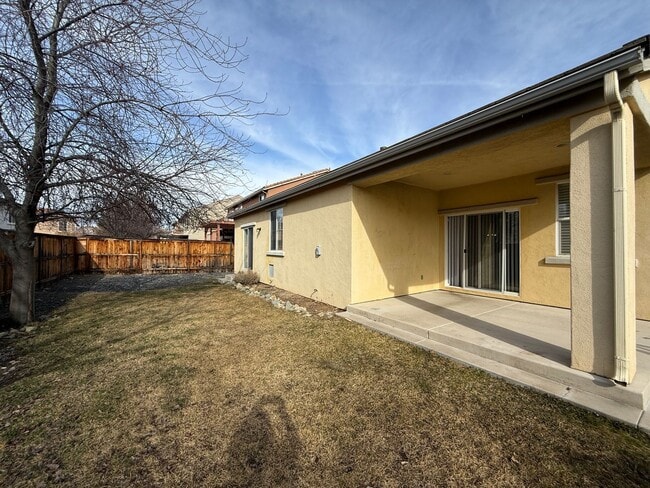 Building Photo - Beautiful single story 3 bedroom, 2 bath home with nearly 1900 sq ft of living space.