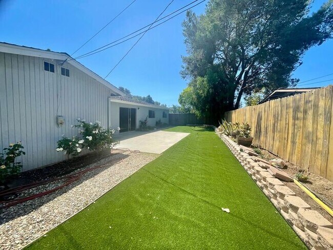 Building Photo - Turnpike Foothills 3 Bedroom Home - Available Now