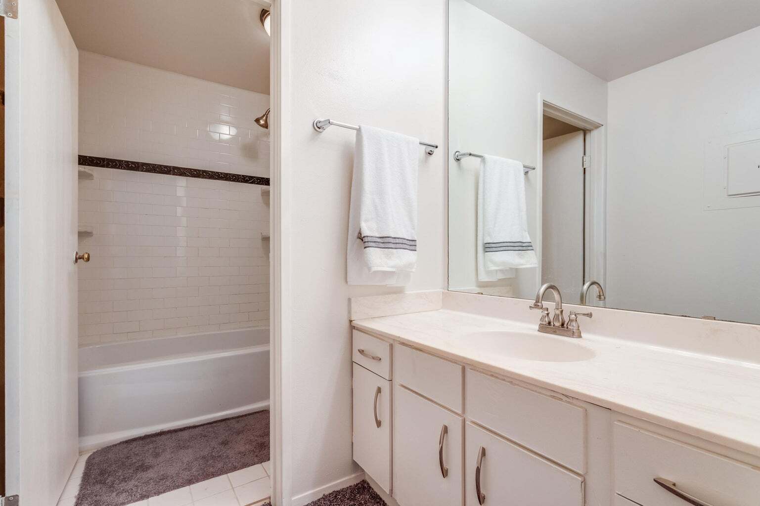Building Photo - 9082 N Park Plaza Ct
