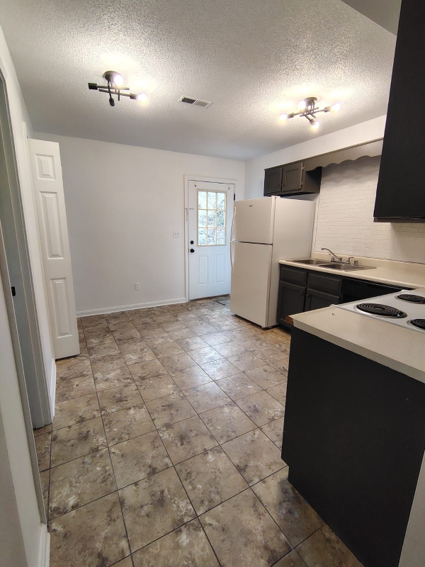 Building Photo - 704 S 2nd St