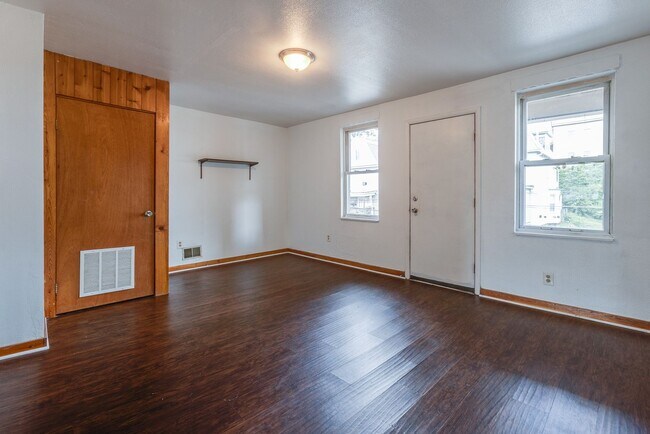 Building Photo - 438 Kathleen St
