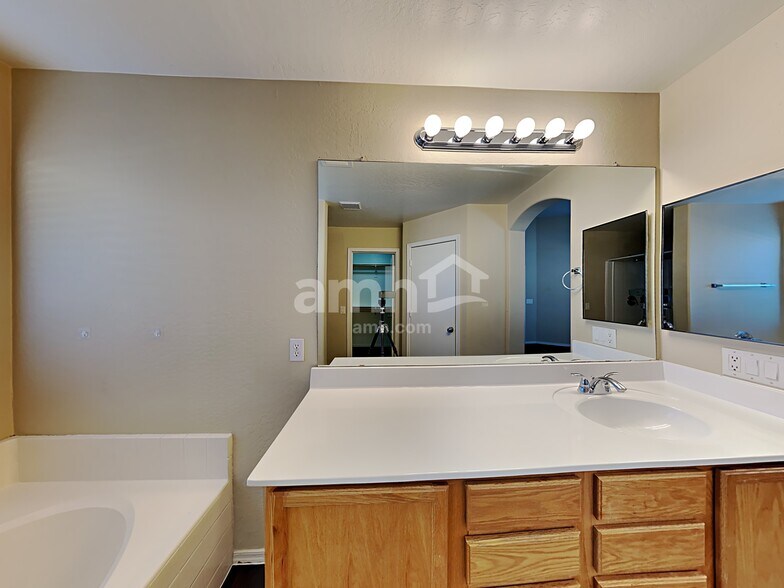 Building Photo - 25780 W Elwood St