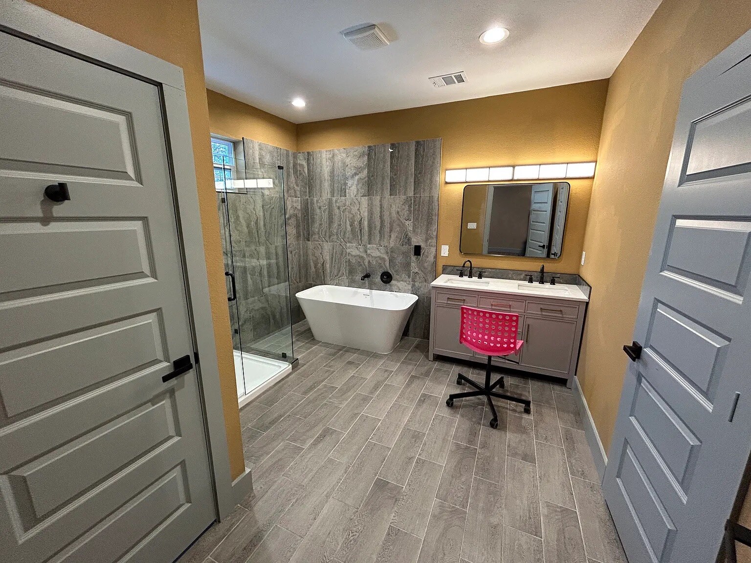 Building Photo - Room in Duplex on N Shore Dr