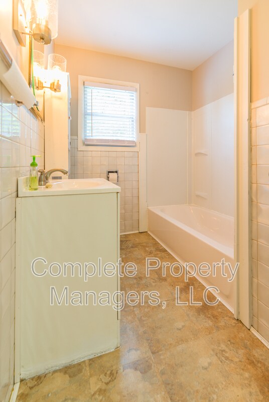Building Photo - 1713 1st Ave NE