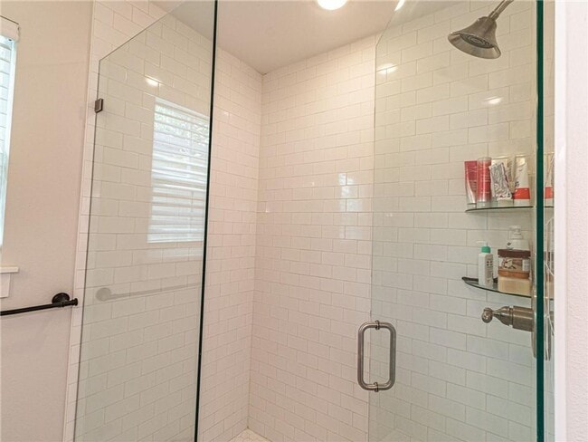 Building Photo - 2 bedroom 1. 5bath upscale modern living n...