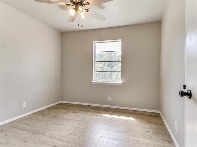 Building Photo - 502 N Oak St