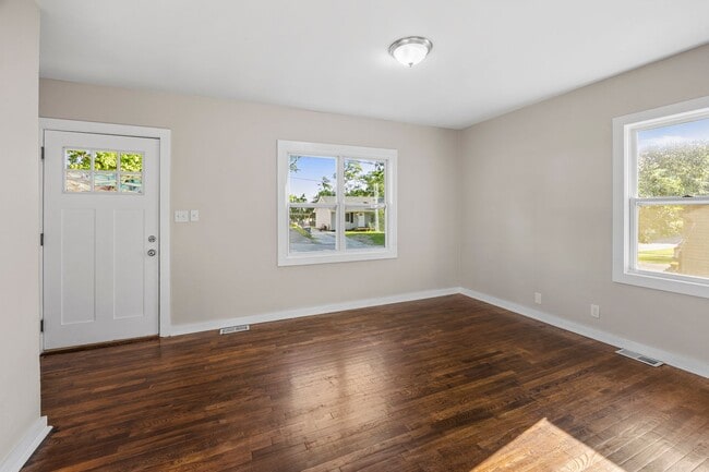 Building Photo - 417 E Wall Ave
